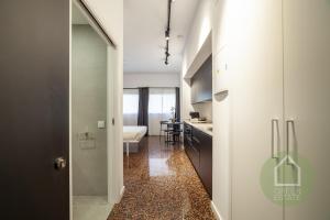 baño con ducha a ras de suelo junto a la cocina en Apartahotel Espai Verd Benimaclet, en Valencia 256 fotos más