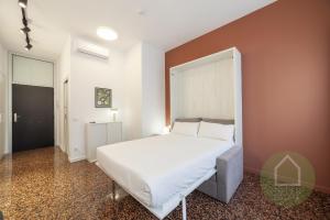 a bedroom with a large white bed in a room at Apartahotel Espai Verd Benimaclet in Valencia