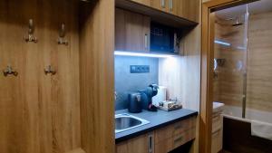 Kuchyň nebo kuchyňský kout v ubytování Tiché Anenské Apartmány s hotelovým servisem a s kvalitní snídaní na apartmán - by Relax Harrachov