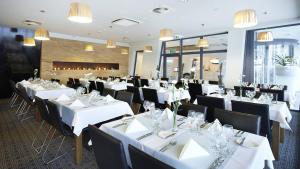 Reštaurácia alebo iné gastronomické zariadenie v ubytovaní VacationClub - Ultra Marine Apartament 53