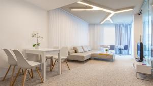 Televízia a/alebo spoločenská miestnosť v ubytovaní VacationClub - Ultra Marine Apartament 53