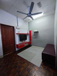 TV a/nebo společenská místnost v ubytování IlhamD' Homestay Kulim 5 Bedroom with 3 Toilet