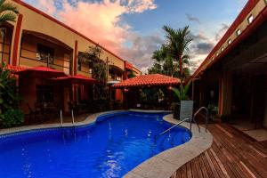 בריכת השחייה שנמצאת ב-Hotel Iguana Verde או באזור