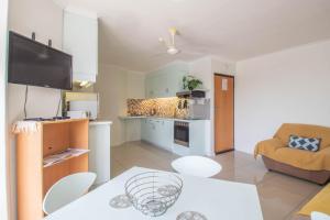 Η κουζίνα ή μικρή κουζίνα στο Unit 62 Peninsula Bay