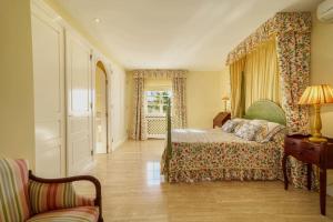 a bedroom with a bed and a window at C221 CAN MANDOL ETV6207 by Mallorca Villa Selection in Inca +31 photos