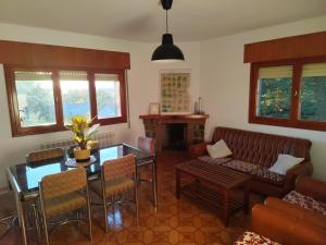 a living room with a couch and a table at La Campanera in Las Navas del Marqués