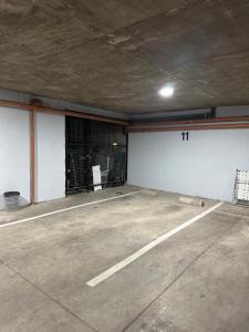 Un estacionamiento vacío con una puerta en él en ETOCS - Departamento con piscina - Excelente ubicación - Opcional cochera, en Bahía Blanca