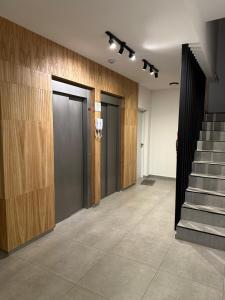 Un pasillo con puertas y escaleras en un edificio. en ETOCS - Departamento con piscina - Excelente ubicación - Opcional cochera, en Bahía Blanca