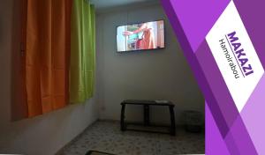 a corner of a room with a tv on a wall at MAKAZI Hamoirabou in Tsingoni