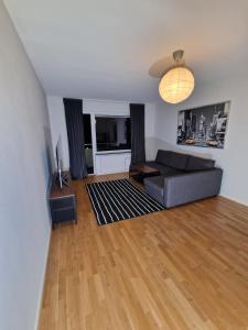 a living room with a couch and a television at En nyrenoverad lägenhet med 2 sovrum in Gothenburg