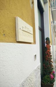Znak na boku budynku z choinką świąteczną w obiekcie B&B Il Tramontano w mieście Matera