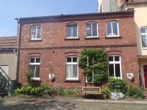 a brick house with a bench in front of it at wunderschönes Obergeschoss in Bahnhofsnähe in Cottbus