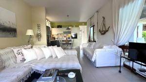 Posezení v ubytování Villa Amy with a Pool in Porto Hydra by goutos properties