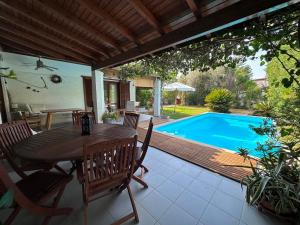 Bazén v ubytování Villa Amy with a Pool in Porto Hydra by goutos properties nebo v jeho okolí
