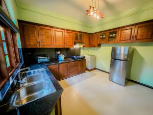 Cucina o angolo cottura di Solace Inn RESIDENCE - 5 Min Walk to Beach