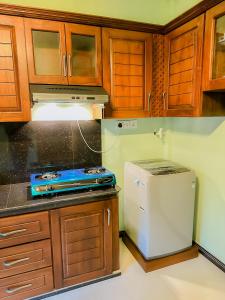 Cucina o angolo cottura di Solace Inn RESIDENCE - 5 Min Walk to Beach