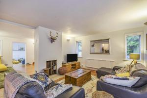 a living room with two couches and a tv at The Laurels - Wifi, Parking, 4 Bedrooms, Gatwick in Crawley