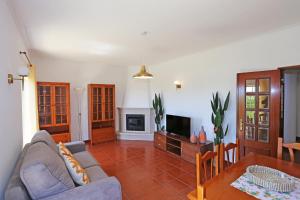 ラゴスにあるQuinta da Estaçãoのソファとテーブルのあるリビングルーム