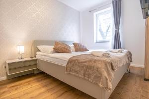 Letto o letti in una camera di Charming 1BR and 1LR Apt Modern Design Donaustadt