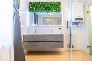 un bagno con lavandino e specchio di Charming 1BR and 1LR Apt Modern Design Donaustadt a Vienna Altre 37 foto