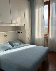 a bedroom with a large bed and a window at Casa Caterina in Intra