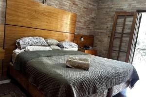 Casa con chimenea en Lambaré客房内的一张或多张床位