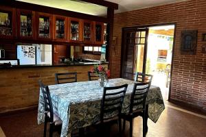 Casa con chimenea en Lambaré的厨房或小厨房