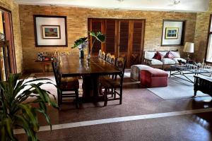 Casa con chimenea en Lambaré的休息区