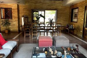 Casa con chimenea en Lambaré的休息区