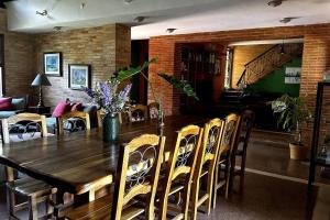 Casa con chimenea en Lambaré的休息区