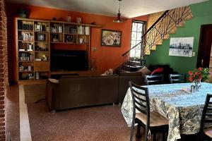 TV a/nebo společenská místnost v ubytování Casa con chimenea en Lambaré