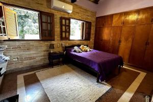 Casa con chimenea en Lambaré客房内的一张或多张床位