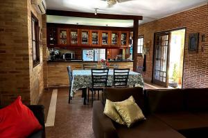 Casa con chimenea en Lambaré的休息区