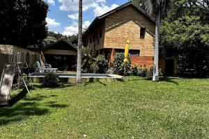 Casa con chimenea en Lambaré外面的花园