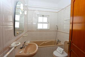 ラゴスにあるQuinta da Estaçãoの洗面台、浴槽、トイレを備えたバスルーム +38枚の写真