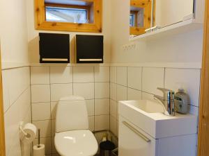 Un baño pequeño con inodoro y lavabo. en Karhunkulma, en Syöte 20 fotos más