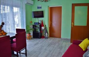 Televízia a/alebo spoločenská miestnosť v ubytovaní Apartments Ivans