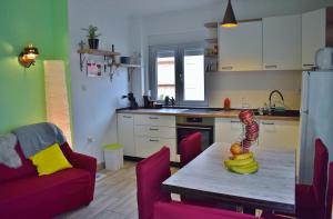 Kuchyňa alebo kuchynka v ubytovaní Apartments Ivans