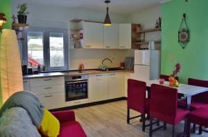 Kuchyňa alebo kuchynka v ubytovaní Apartments Ivans