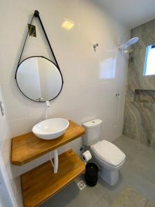 un baño con lavabo e inodoro en Casa Solar, en Florianópolis