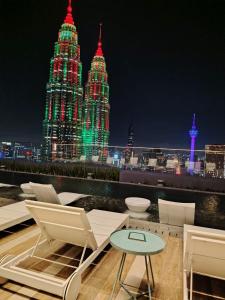 Una vista del horizonte de una ciudad por la noche en Star KLCC by Arman, en Kuala Lumpur