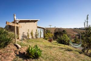 un cartello stradale di fronte a una casa di Chalé Girassol - Vila Monte Cunha a Cunha