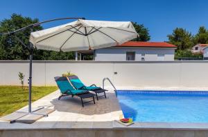 Πισίνα στο ή κοντά στο Villa Tena with Private Swimming Pool