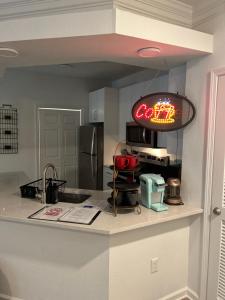 una cocina con fregadero y una luz sobre una encimera en Briarcliff Oasis, en Atlanta