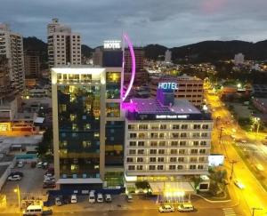 イタジャイにあるSandri Palace Hotelの建物のある夜の街の景色