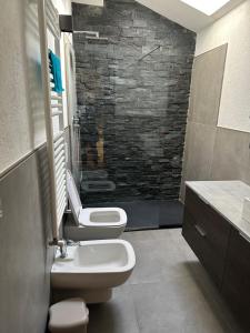 Un baño con un inodoro blanco y un lavabo. en Appartamento Perla, en Aosta 20 fotos más