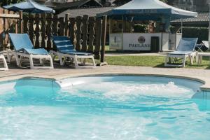 Bazén v ubytování Hotel Al Bivio - Pizzeria, Pool & Sauna nebo v jeho okolí