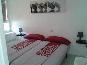 コスタ・アデヘにあるLa Statueのベッドルーム1室(ベッド1台、赤と白の毛布付) +13枚の写真