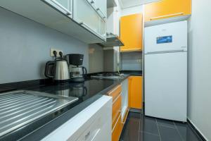 Η κουζίνα ή μικρή κουζίνα στο High-Ceiling Three-Bedroom Central Apartment +15 φωτογραφίες