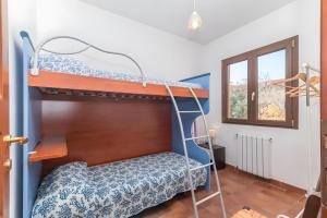 Un dormitorio con dos literas en una habitación. en Residenza le Giare, en La Maddalena